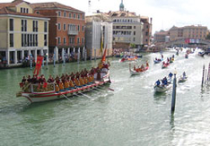 Историческая регата в Венеции. Парад лодок на Большом канале.